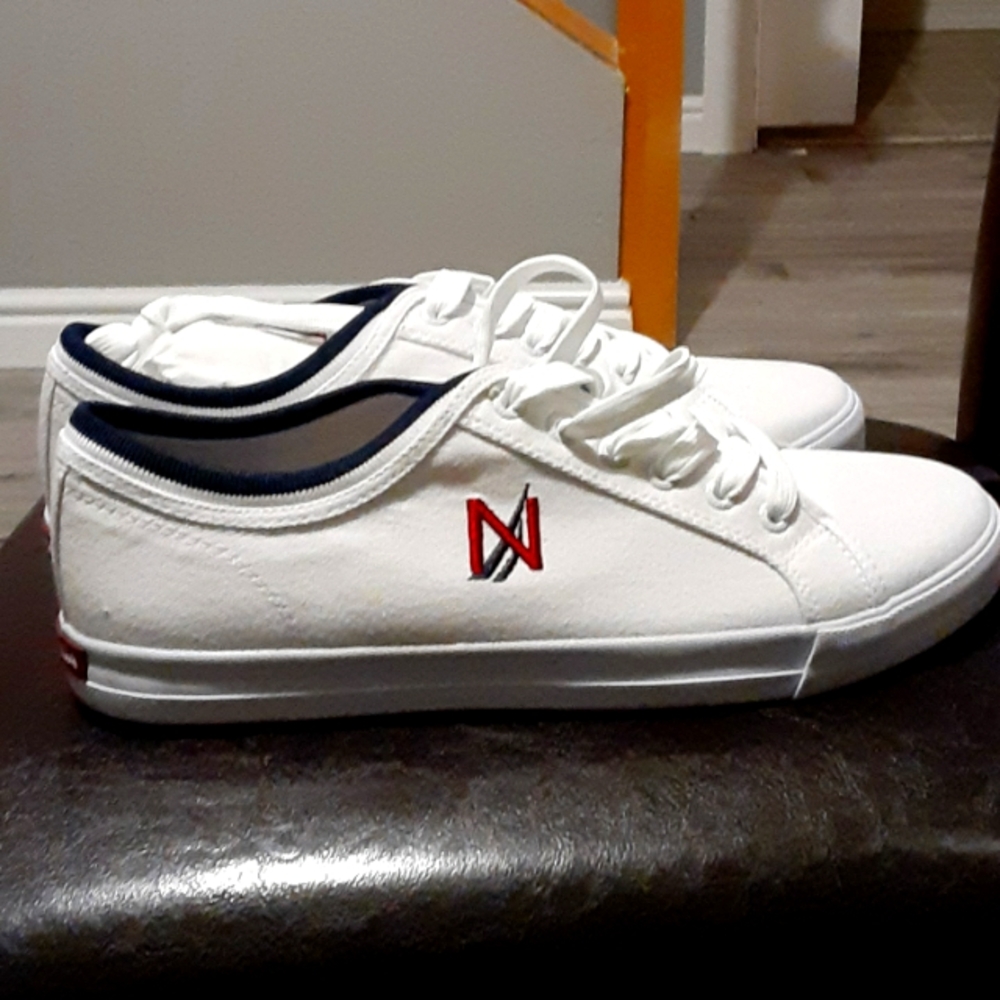 Nautica Low Cut Oxford shoe. Size 11. White